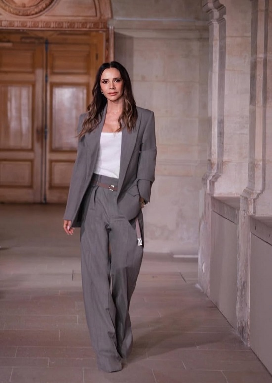 بدلة محايدة اللون