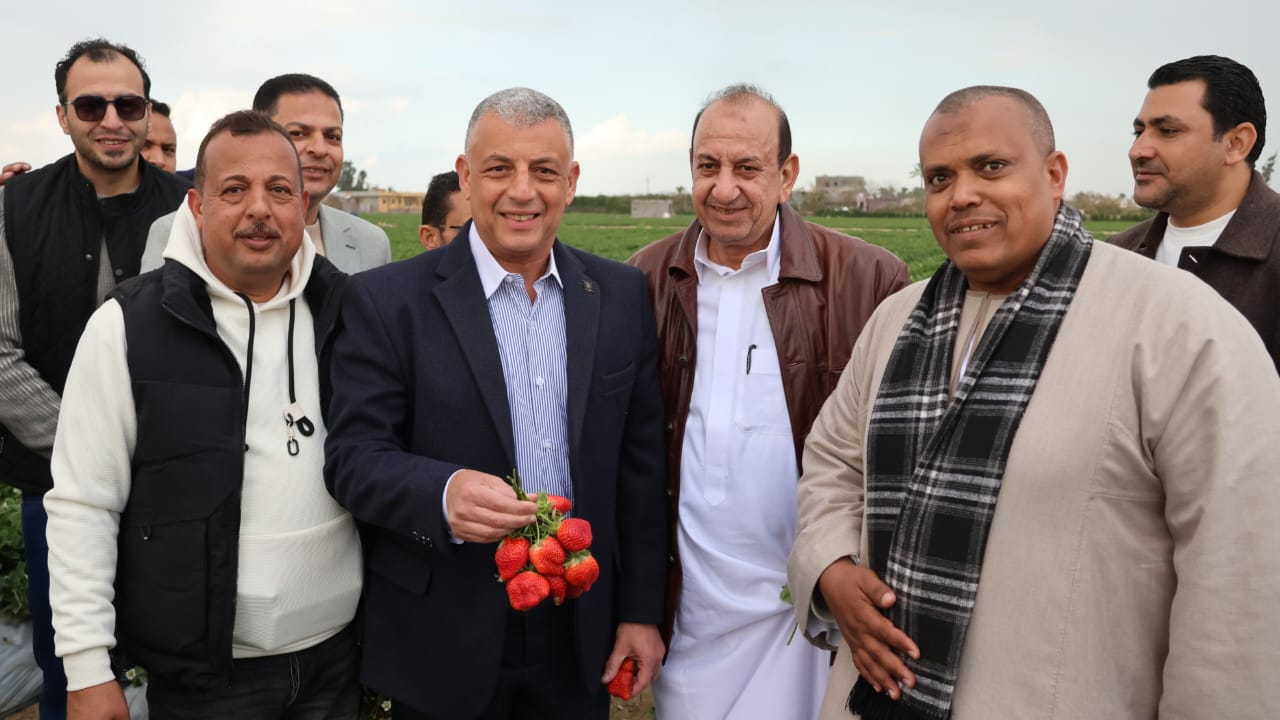 محافظ الإسماعيلية يتفقد أحد مزارع الذهب الأحمر