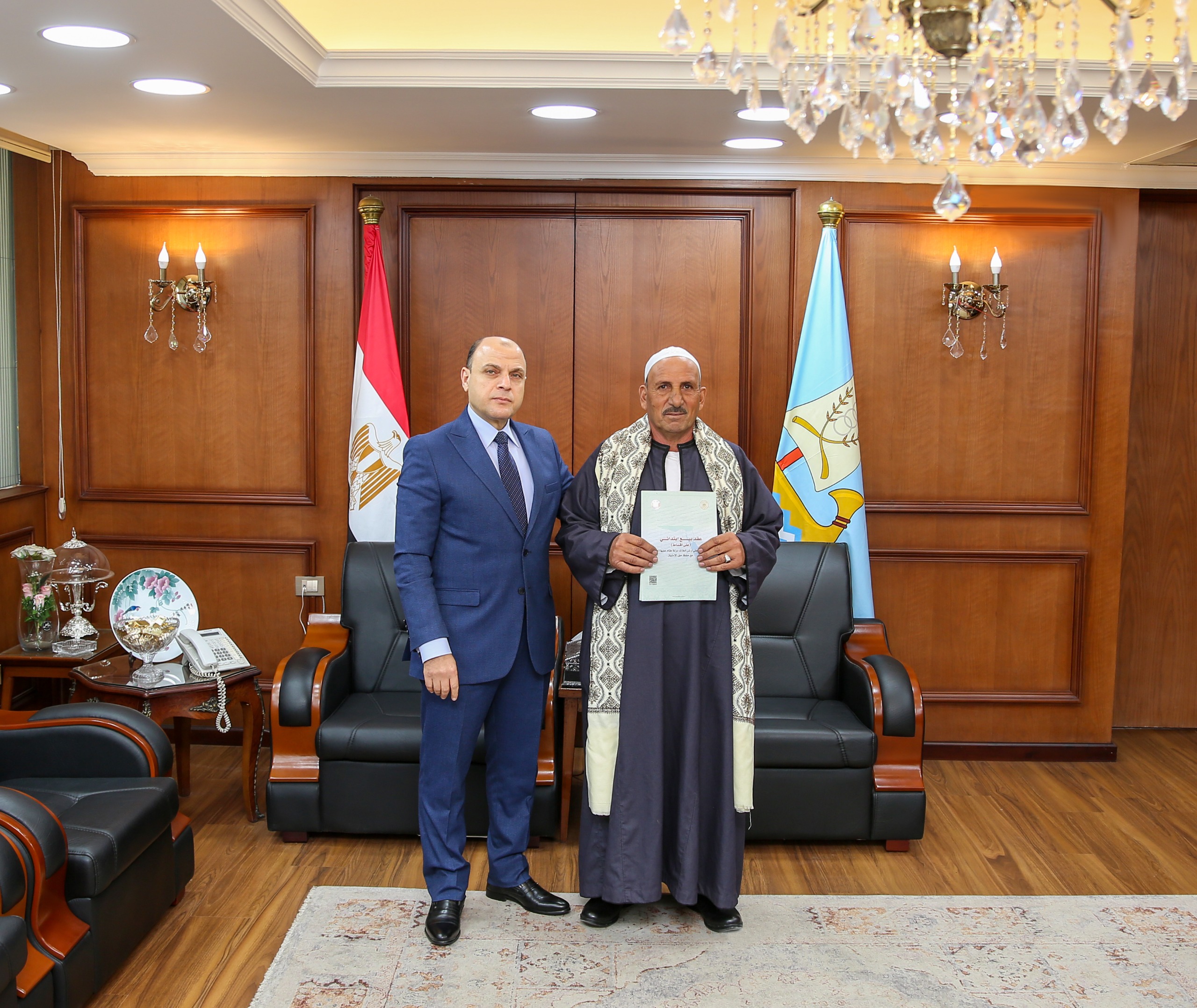 محافظ يسلم عقد تقنين لمزارع