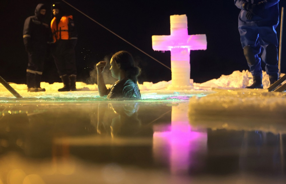 يغتسل المصلون الأرثوذكس في منطقة موسكو احتفالاً بعيد الغطاس (3)