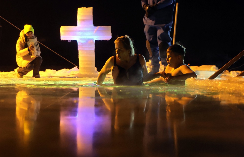 يغتسل المصلون الأرثوذكس في منطقة موسكو احتفالاً بعيد الغطاس (5)