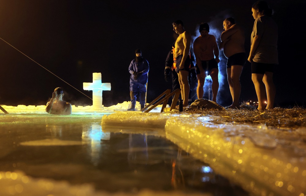 يغتسل المصلون الأرثوذكس في منطقة موسكو احتفالاً بعيد الغطاس (2)