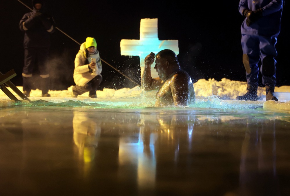 يغتسل المصلون الأرثوذكس في منطقة موسكو احتفالاً بعيد الغطاس (7)