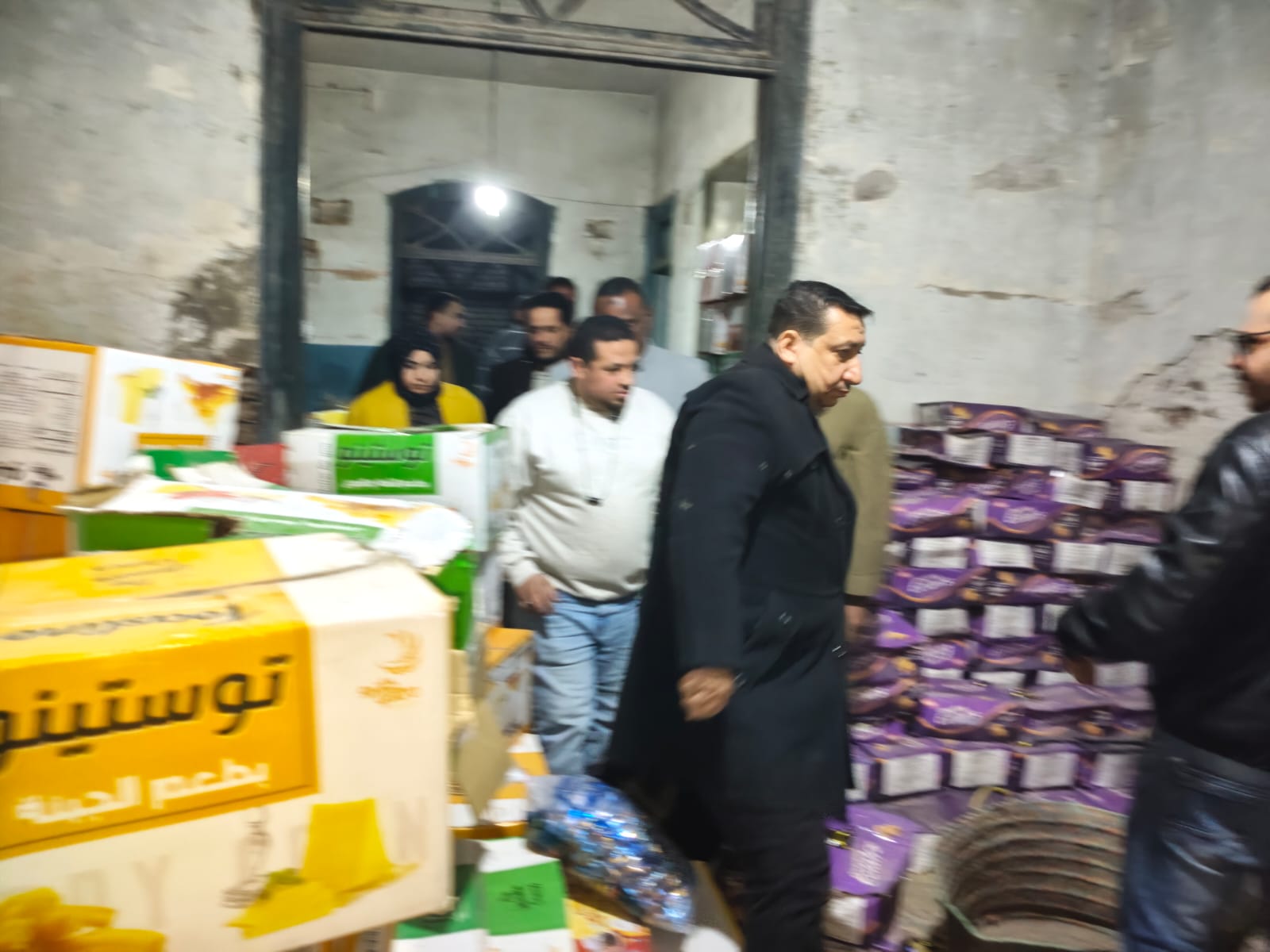 رئيس المدينة يتفقد المضبوطات 