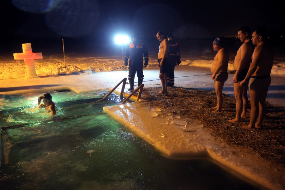 يغتسل المصلون الأرثوذكس في منطقة موسكو احتفالاً بعيد الغطاس (4)