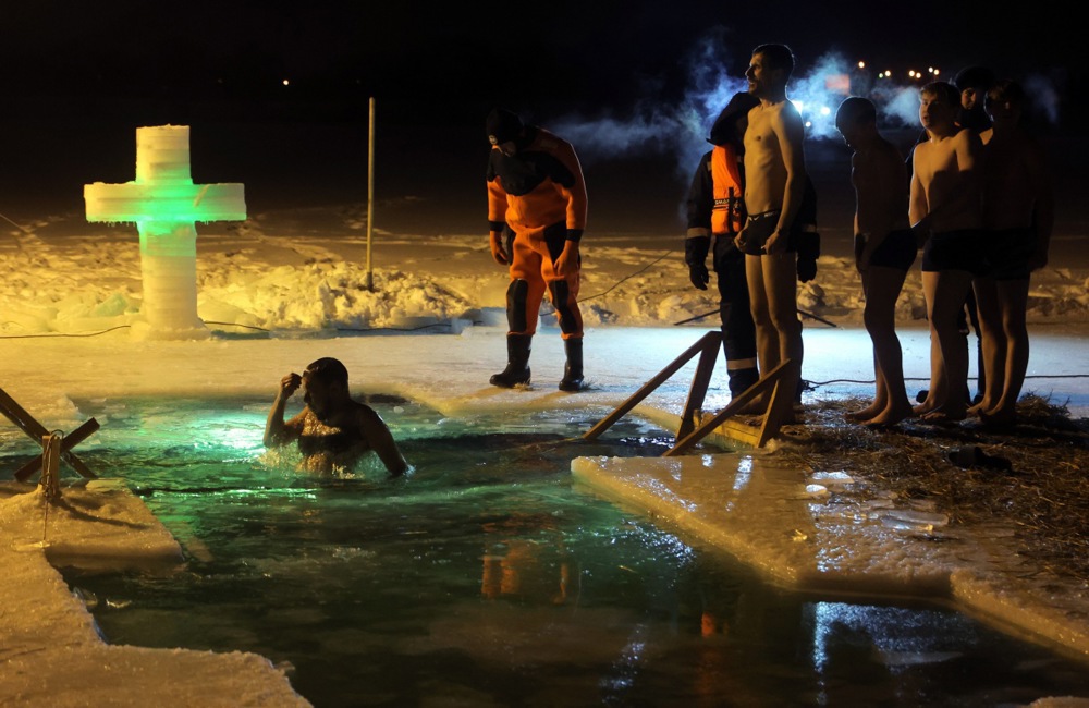 يغتسل المصلون الأرثوذكس في منطقة موسكو احتفالاً بعيد الغطاس (6)