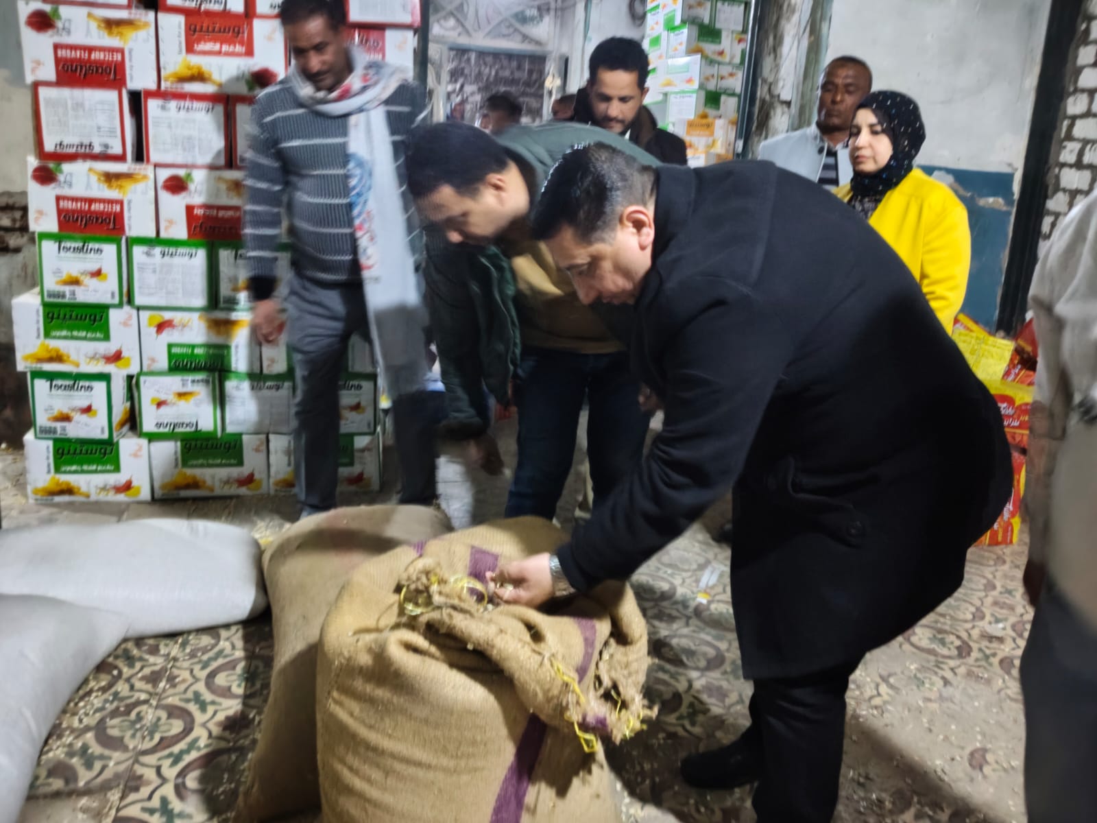 رئيس المدينة يتفقد المخزن