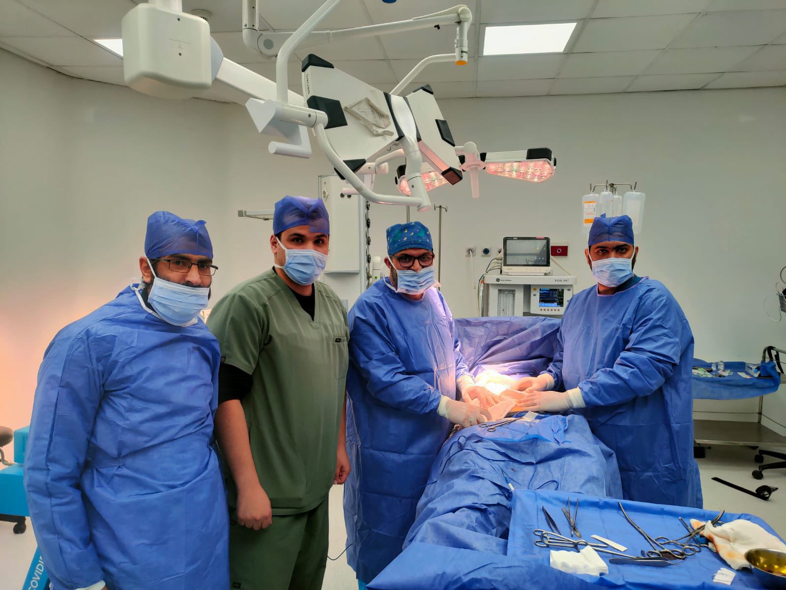 الفريق الجراحي بالعملية