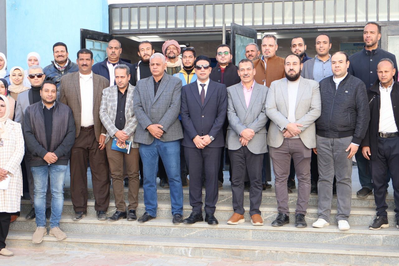 صورة تذكارية مع العاملين فى أحد المشروعات