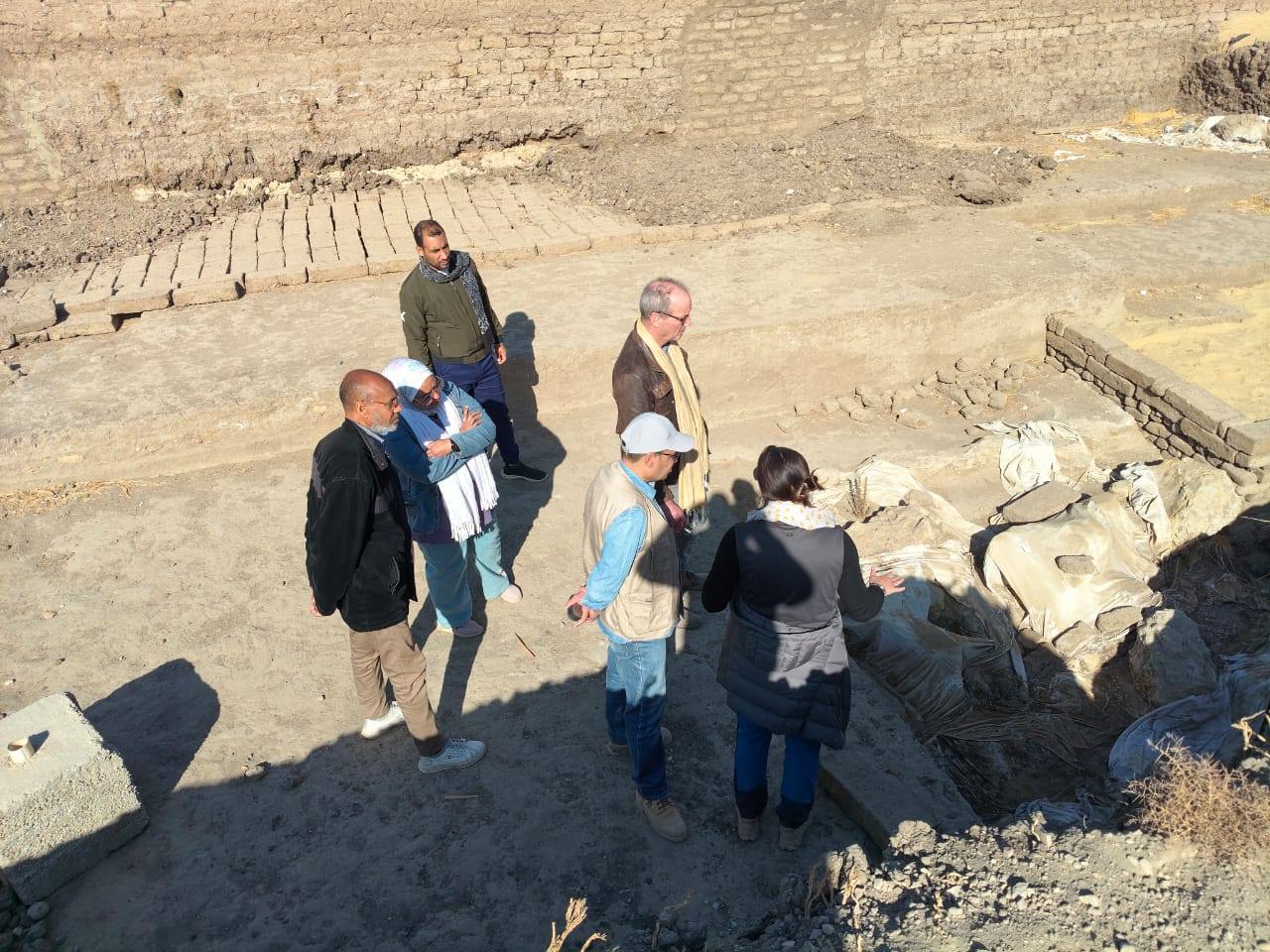 قيادات آثار الأقصر يتابعون أعمال البعثات الأجنبية في مناطق البر الغربى الأثرية