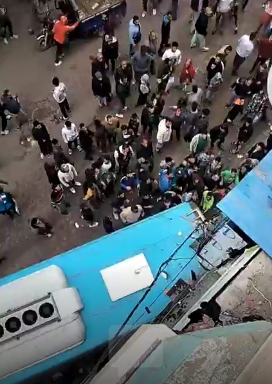 اتوبيس يدخل محلات في الإسكندرية