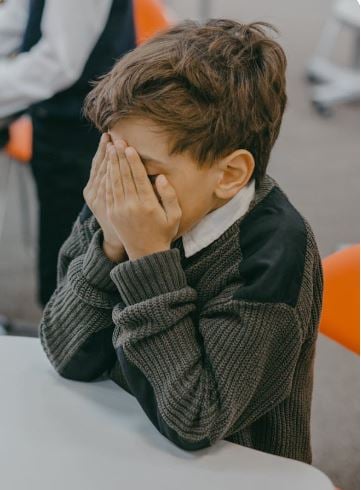 علامات الحزن عند الطفل