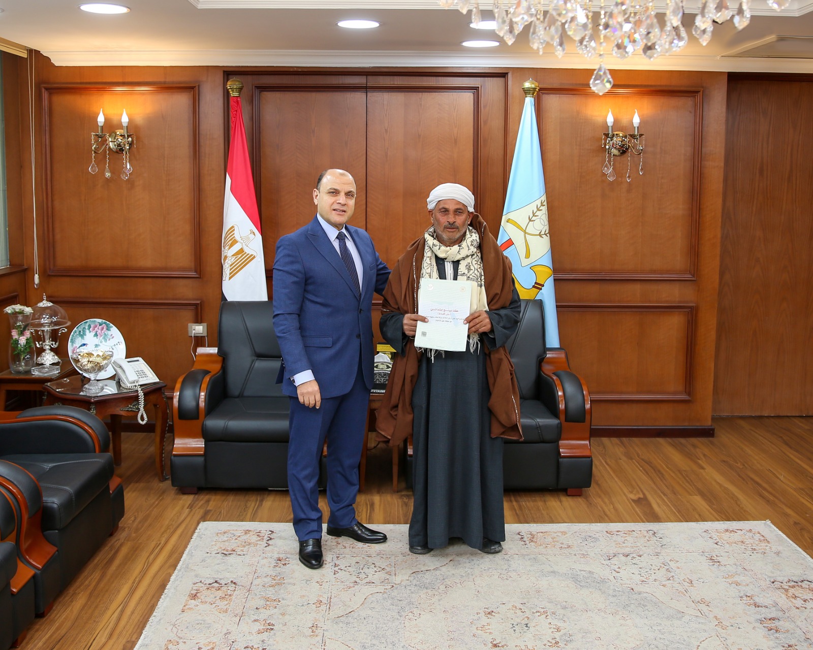 تسليم عقد تقنين لمواطن