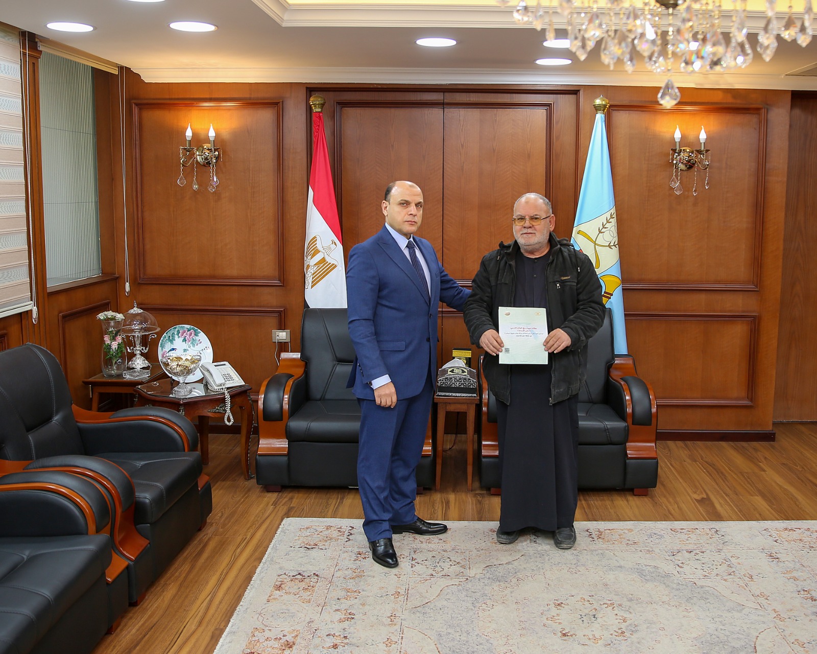 جانب من تسليم عقد تقنين لمواطن