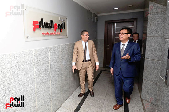الأستاذ عبد الفتاح عبد المنعم رئيس التحربر أثناء لقائه مع مسئول شركه هاواوي في مصر (6)