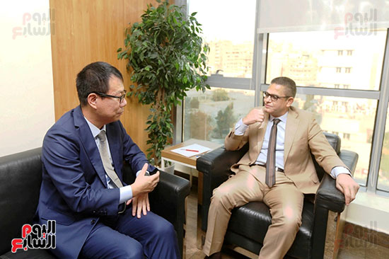 جولة مسئول شركة هاواوي في مصر فى صالة تحرير اليوم السابع (13)