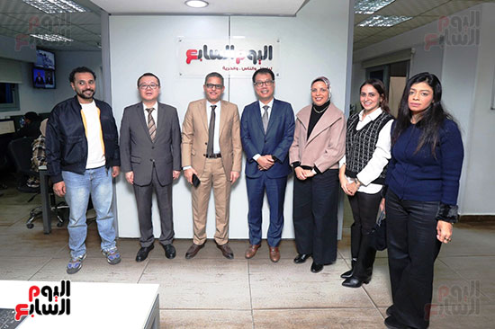 الأستاذ عبد الفتاح عبد المنعم رئيس التحربر أثناء لقائه مع مسئول شركه هاواوي في مصر (7)