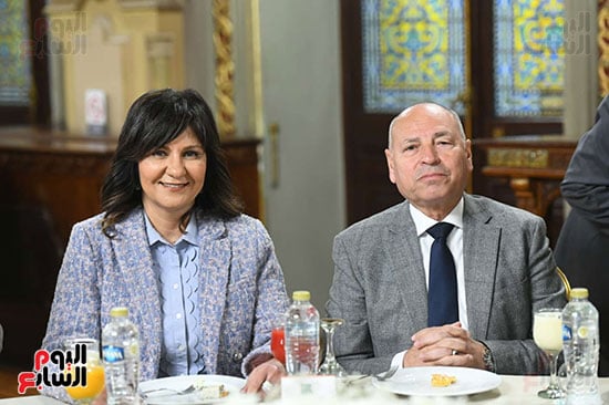 محافظ القاهرة والسفيرة نبيلة مكرم