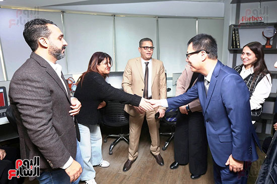 الأستاذ عبد الفتاح عبد المنعم رئيس التحربر أثناء لقائه مع مسئول شركه هاواوي في مصر (10)