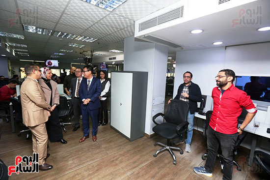 الأستاذ عبد الفتاح عبد المنعم رئيس التحربر أثناء لقائه مع مسئول شركه هاواوي في مصر (8)