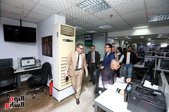 جولة مسئول شركة هاواوي في مصر فى صالة تحرير اليوم السابع (2)
