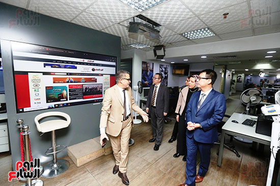 الأستاذ عبد الفتاح عبد المنعم رئيس التحربر أثناء لقائه مع مسئول شركه هاواوي في مصر (2)