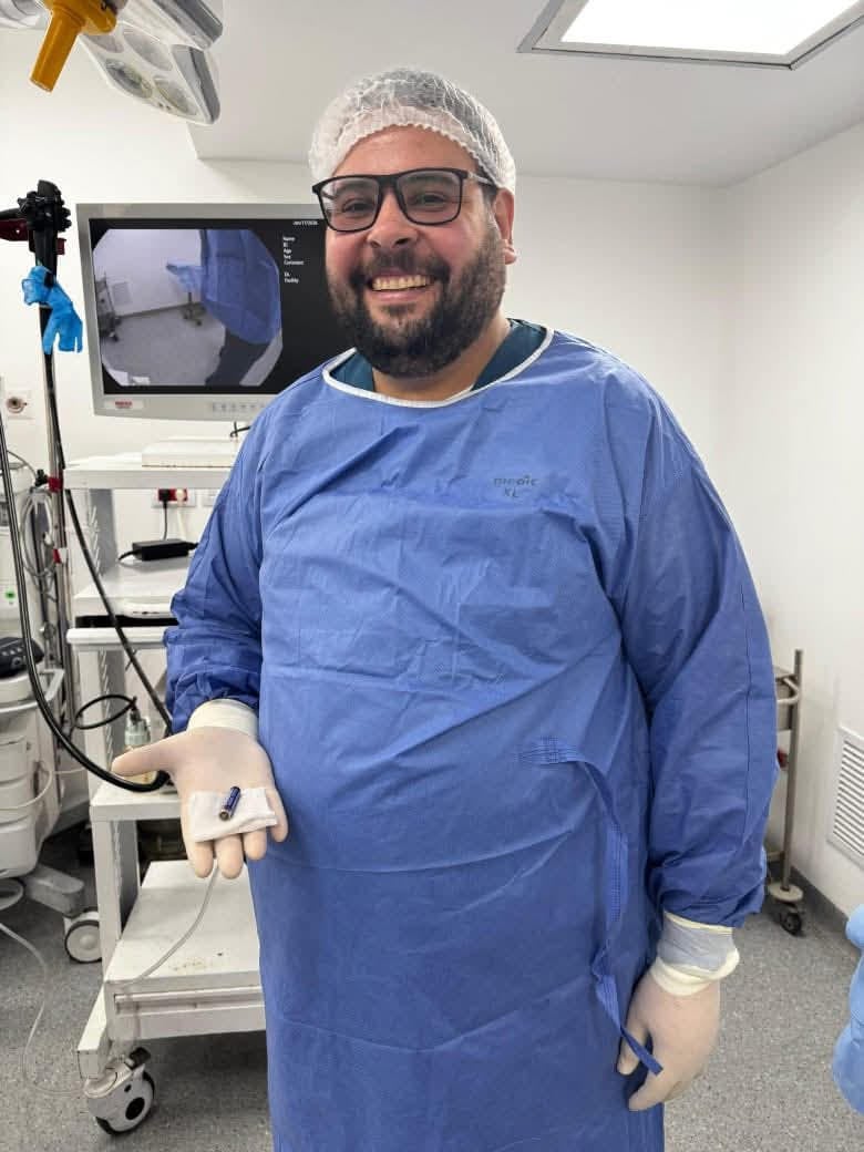 أحد الأطباء بعد استخراج البطارية