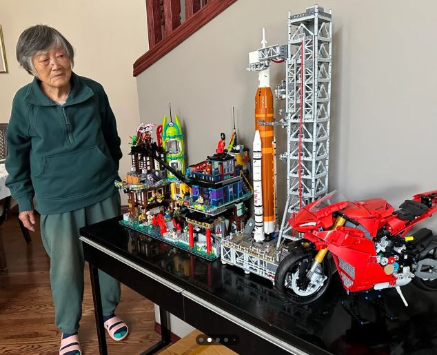 الجدة مع ألعابها