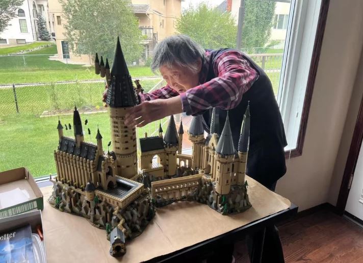 جدة تبلغ من العمر 85 عامًا لا تتوقف عن بناء مجموعات ليغو المعقدة