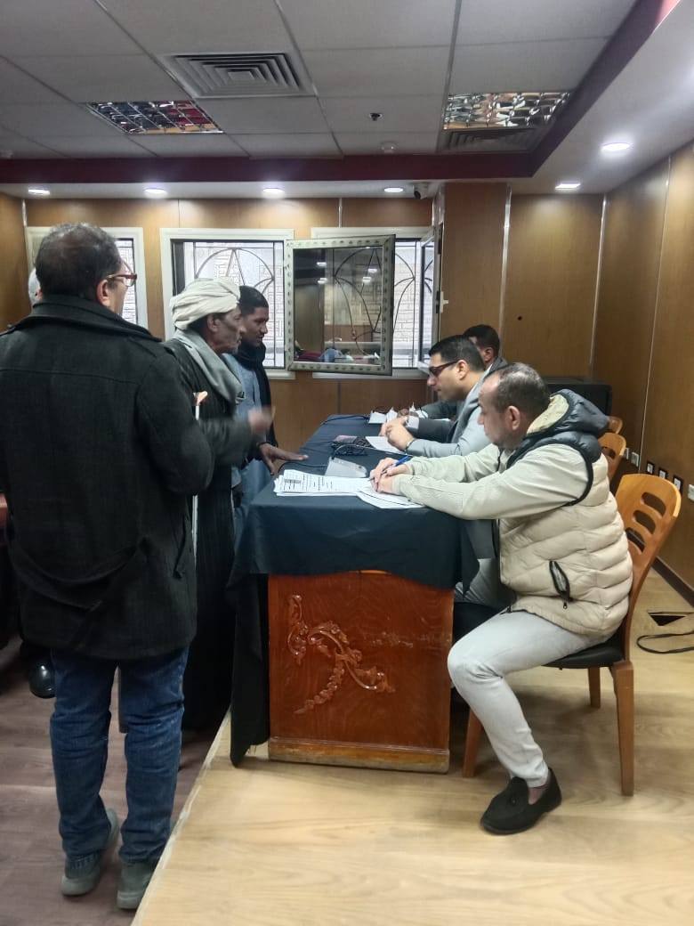 نائب محافظ الأقصر يبحث 32 طلب وشكوى من المواطنين خلال لقاء اليوم المفتوح