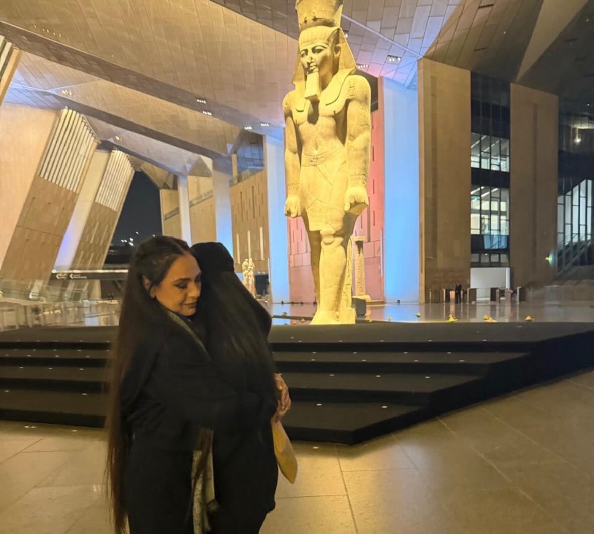 شريهان وابنتها بالمتحف