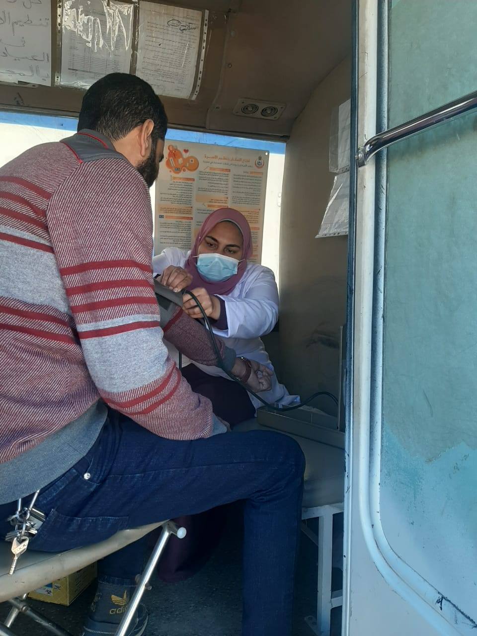 اجراء الكشف الطبي على مواطن