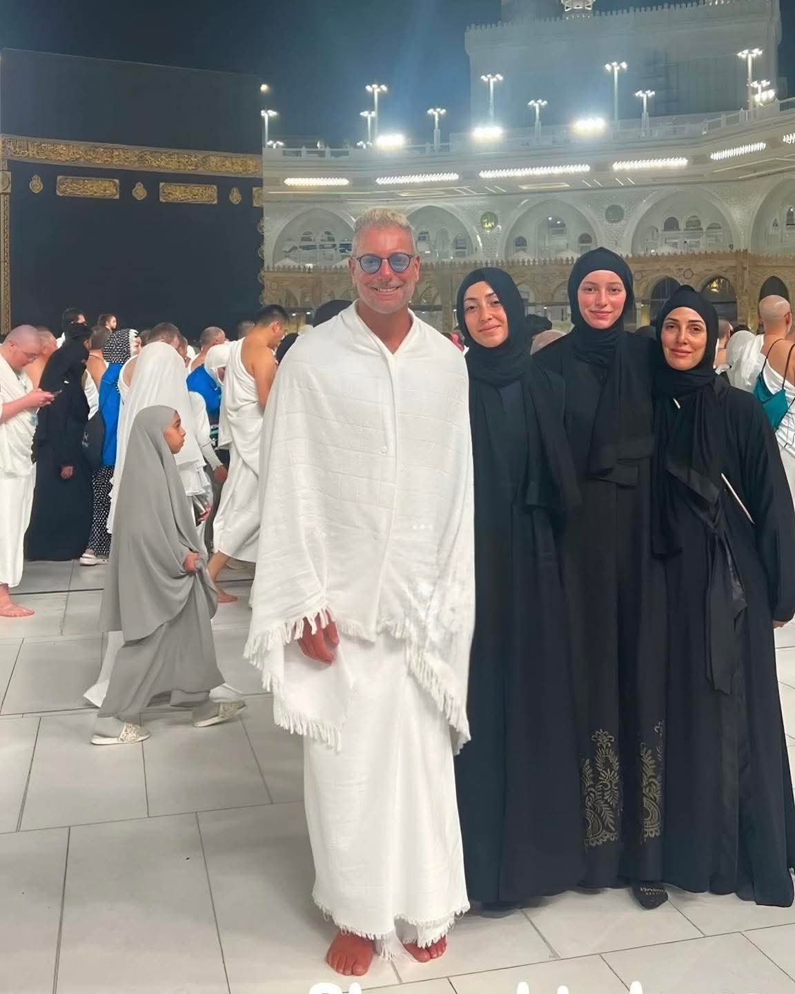 تامر هجرس وزوجته وبناته يؤدون مناسك العمرة تامر هجرس وزوجته وبناته يؤدون مناسك العمرة