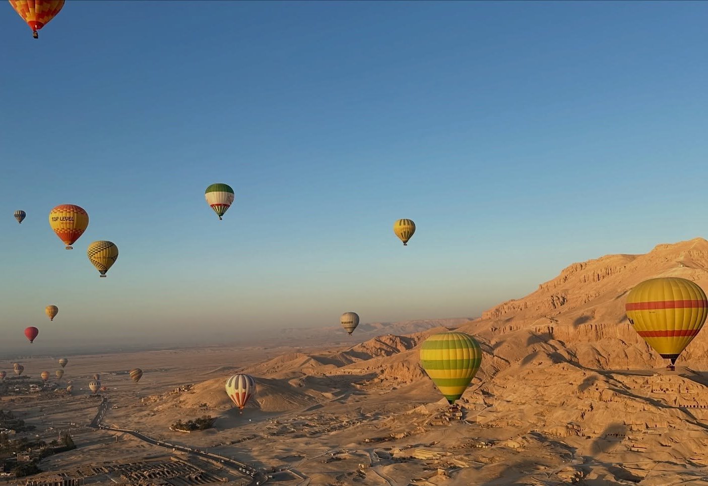 جانب من تحليق رحلات البالون غرب الأقصر