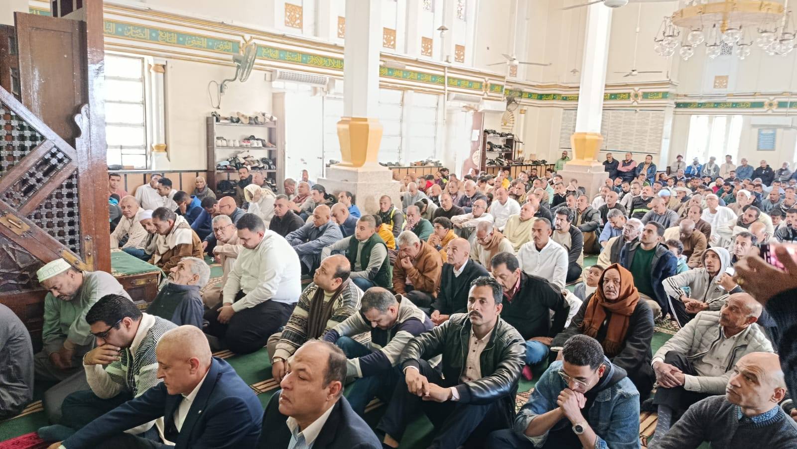 المحافظ خلال آداء صلاة الجمعة بمسجد سيدى أحمد النجم