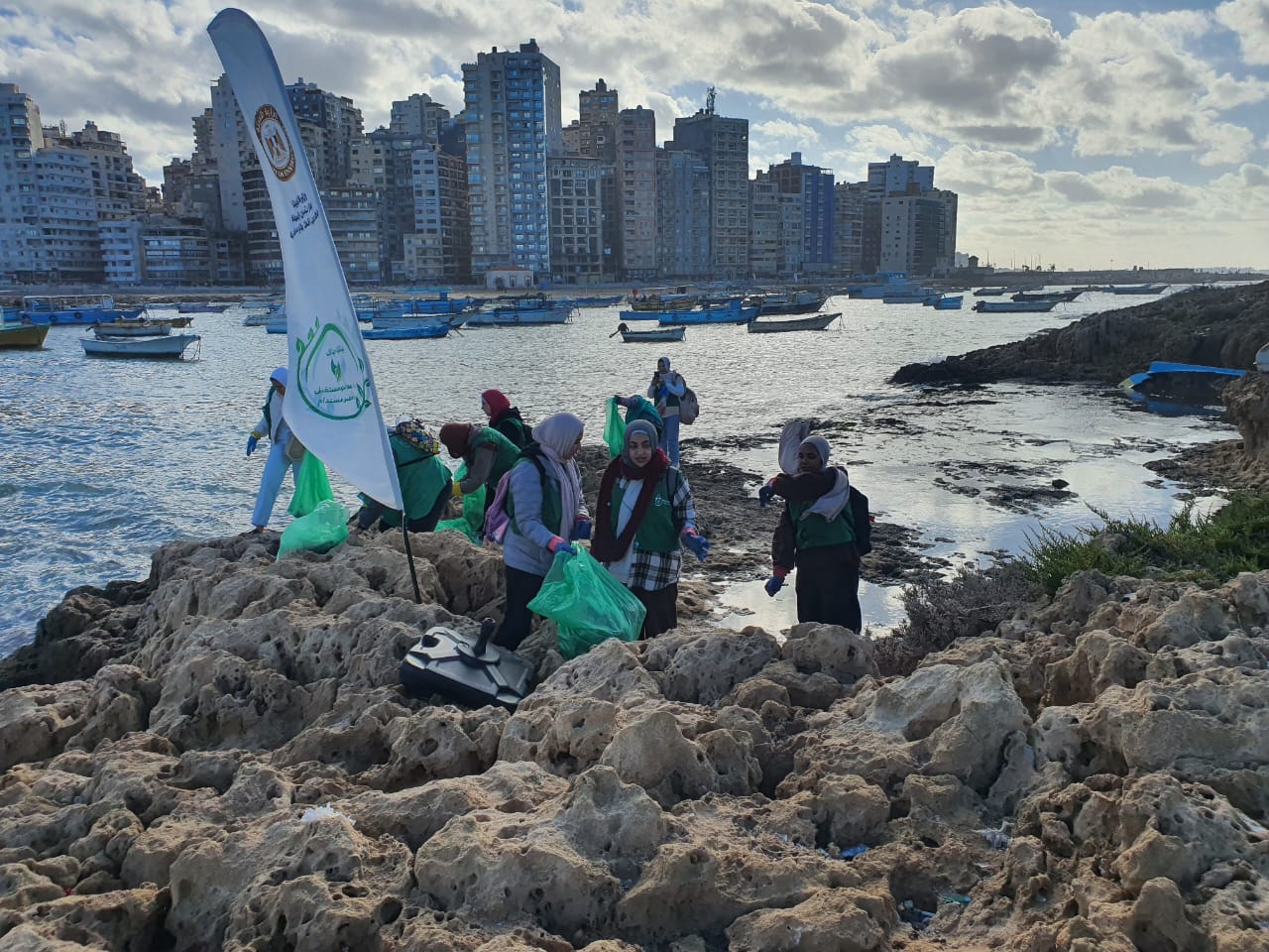 متطوعون ومسؤولون خلال حملة تنظيف الجزر الشاطئية بالإسكندرية (5)