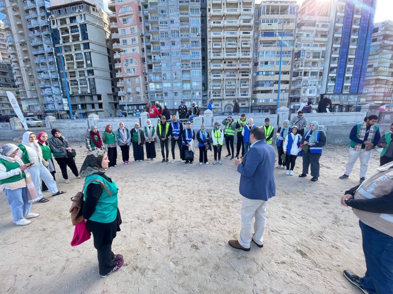 متطوعون ومسؤولون خلال حملة تنظيف الجزر الشاطئية بالإسكندرية (4)