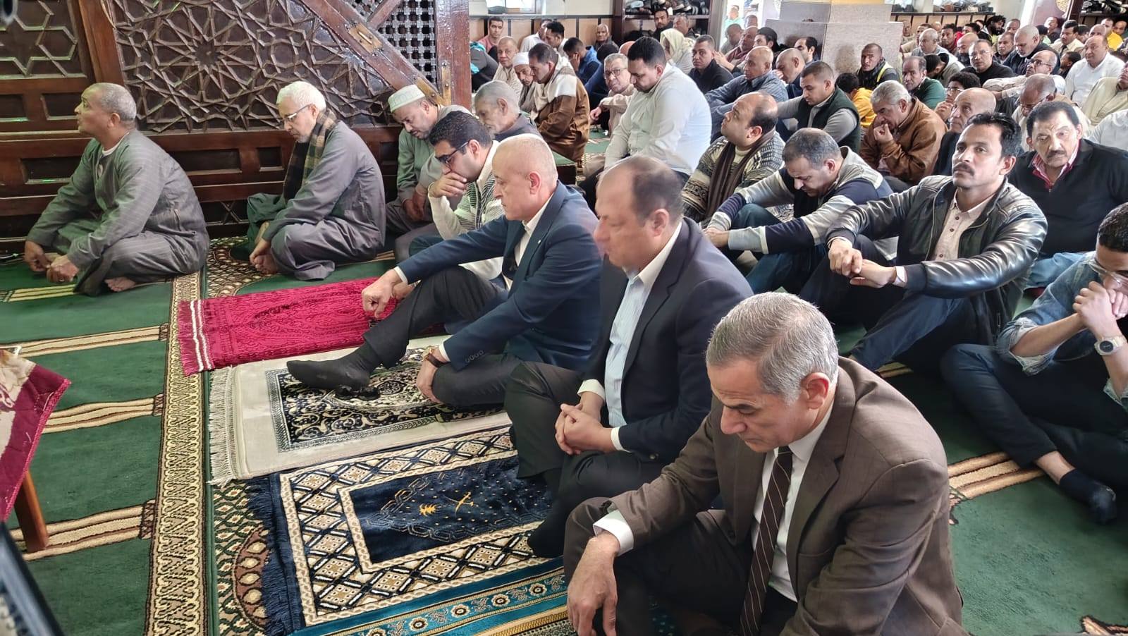 محافظ الأقصر ومدير الأمن يلتقيان بالمواطنين عقب آداء صلاة الجمعة