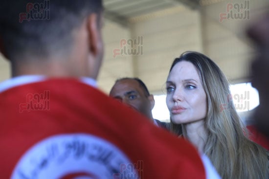 زيارة-أنجلينا-جولي-لمخازن-الهلال-الأحمر