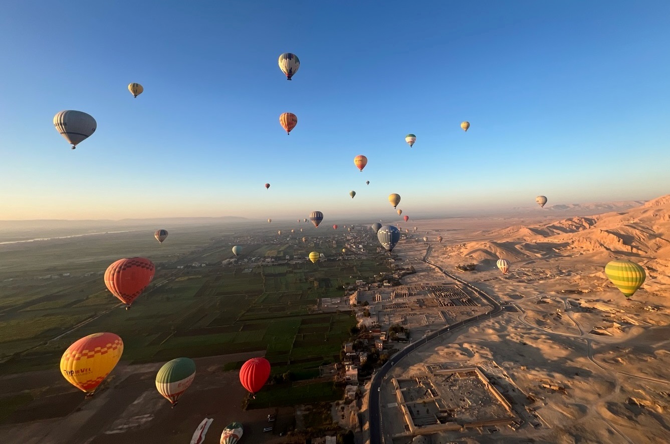 سماء الأقصر تشهد تحليق 75 رحلة بالون طائر تقل على متنها 2000 سائح