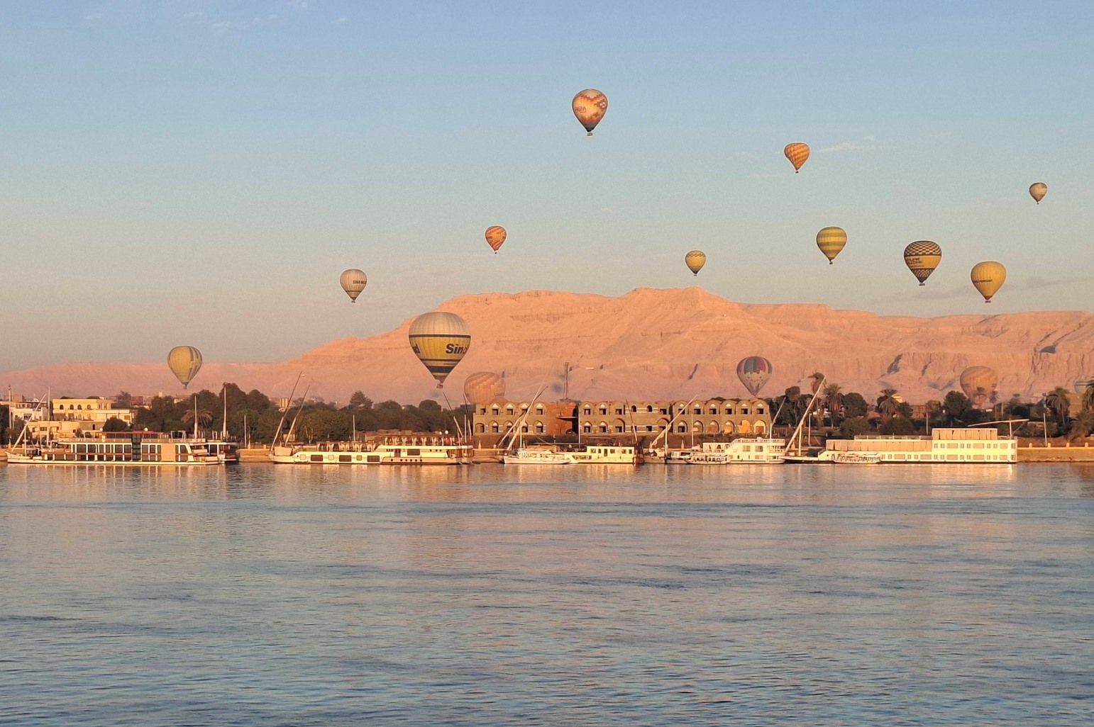تحليق رحلات البالون الطائر فوق شريط نهر النيل