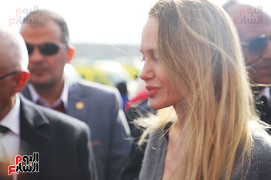 انجلينا جولى خلال الزيارة اليوم بمعب رفح انجلينا جولى خلال الزيارة اليوم بمعب رفح