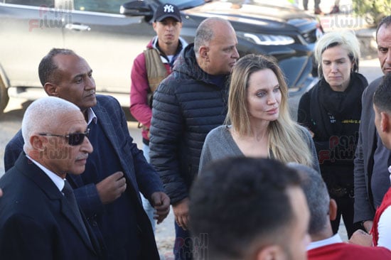 جانب-من-زيارة-أنجلينا-جولي-لمخازن-الهلال-الأحمر