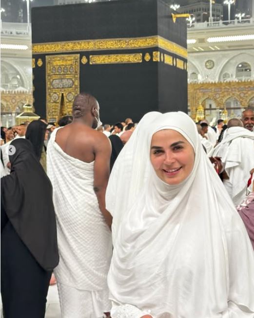 رانيا منصور تؤدي مناسك العمرة