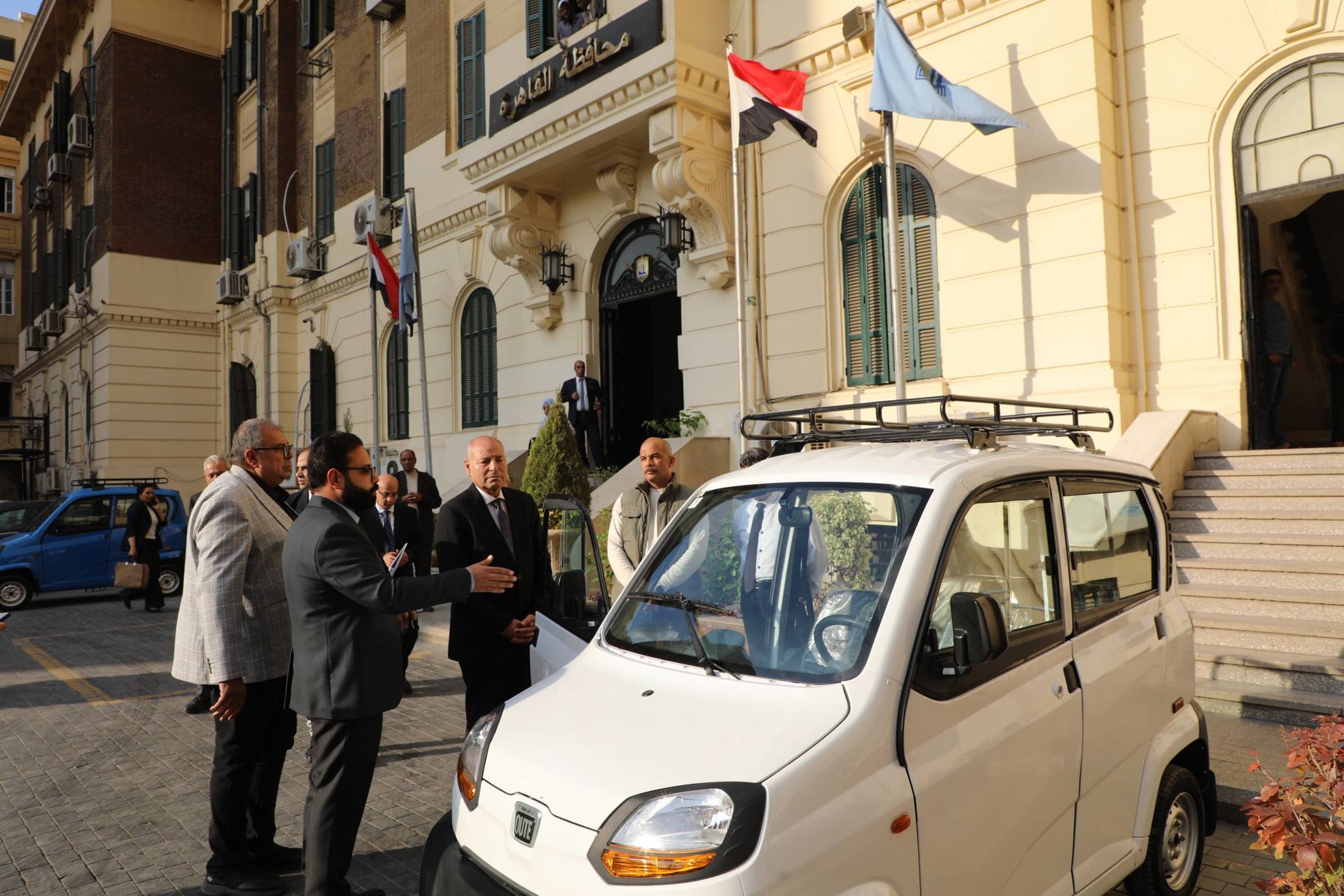 المحافظ يعاين السيارة المحافظ يعاين السيارة