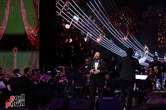 علي الحجار من حفل 100 سنة غنا