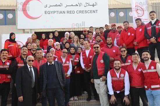 فريق-الهلال-الأحمر-خلال-زيارة-اندلينا-جولى