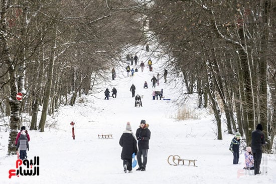 استمتاع السياح بالجليد فى المجر