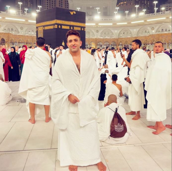 تامر حسين يؤدي مناسك العمرة