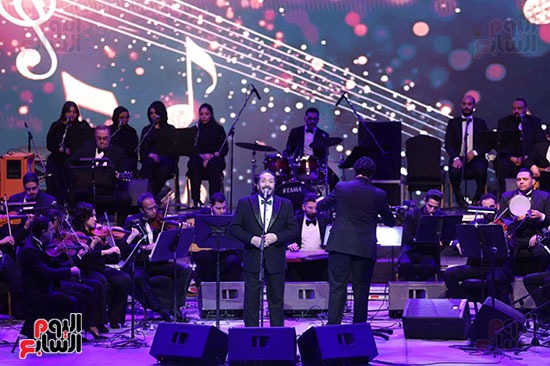 علي الحجار من حفل 100 سنة غنا